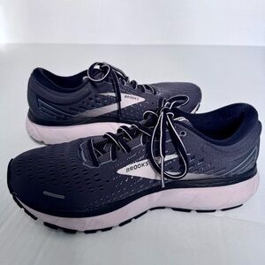 Pristine Brooks Ghost 13 black neutral cushioned running shoes, wide-width